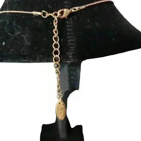 NEW PLUNDER GILLIAN NECKLACE. MATTE GOLD CHAIN WITH HAMMERED PENDANTS. - Picture 2 of 2